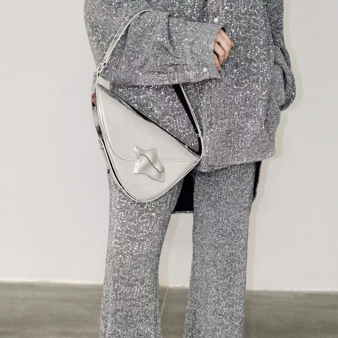 FLOW LOCK SERIES BAG IN SILVER METALLIC